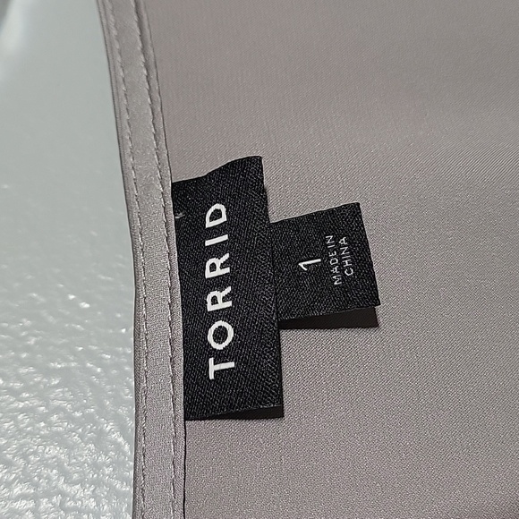 Torrid Women's Silver Silky Puff Sleeve V-neck Gathered Waist Top Sz 1x Classy - Picture 3 of 8